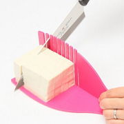 「とうふ専用マナ板」が手のひらで簡単に豆腐をカットできて便利